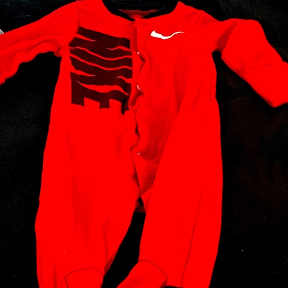 LETS JUST DO IT! NEWBORN BOY 3 PIECE NIKE LOT! Great condition - Picture 3 of 3